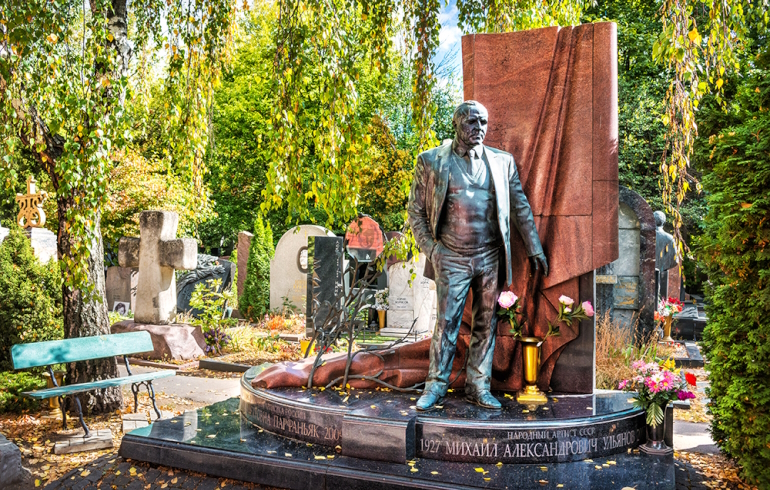 Новодевичье кладбище: надгробие на могиле Михаила Ульянова