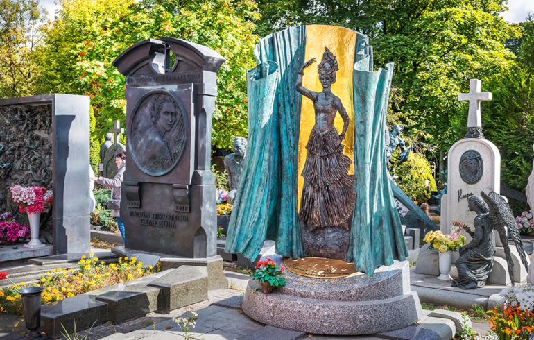 Новодевичье кладбище: надгробие на могиле Татьяны Шмыги