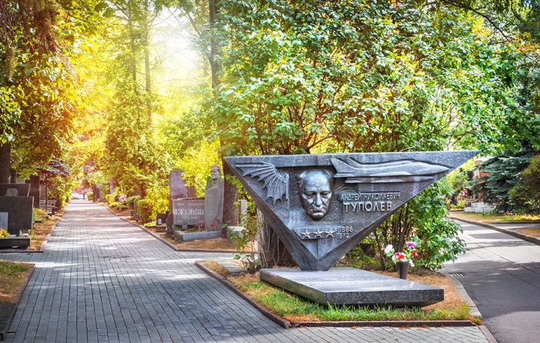 Новодевичье кладбище: надгробие на могиле Андрея Николаевича Туполева
