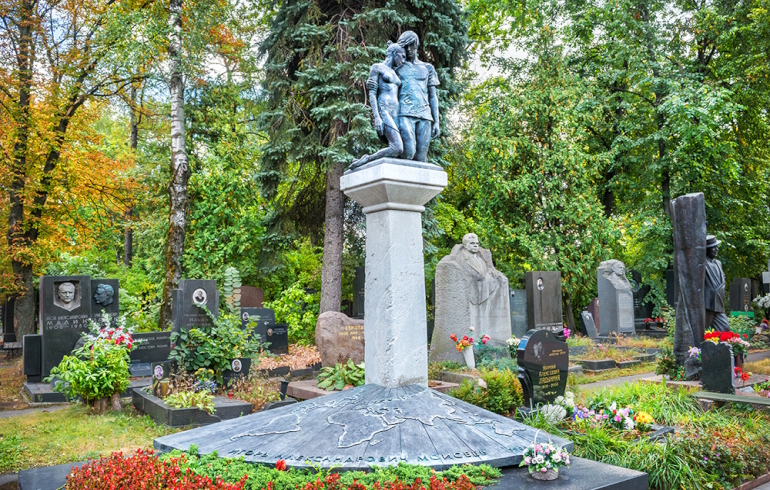 Новодевичье кладбище: надгробие на могиле Игоря Моисеева