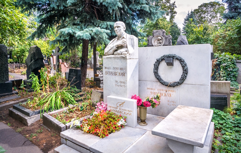 Новодевичье кладбище: надгробие на могиле Исаака Дунаевского