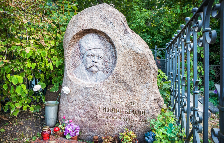 Новодевичье кладбище: надгробие на могиле Владимира Гиляровского
