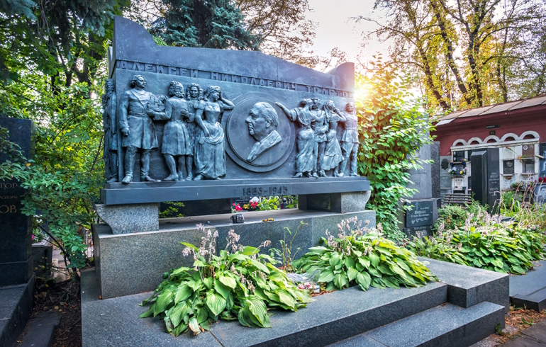Новодевичье кладбище: надгробие на могиле Алексея Толстого