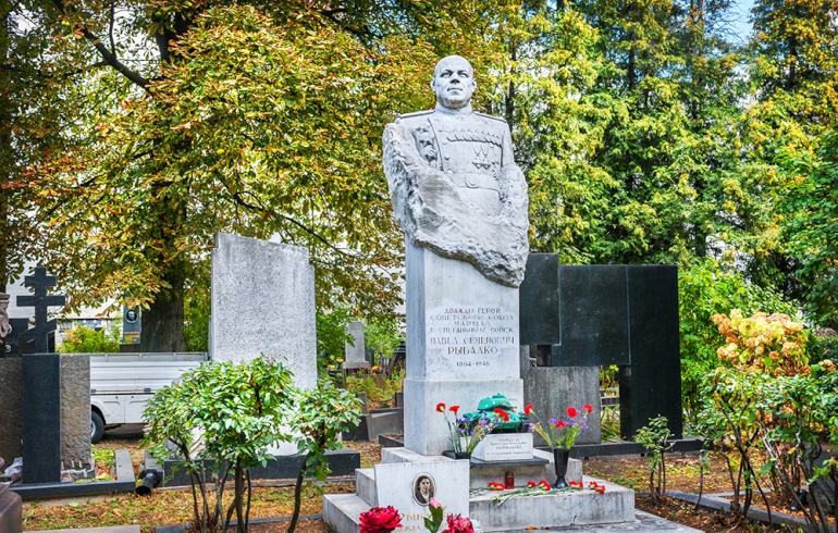 Новодевичье кладбище: надгробие на могиле Павла Семёновича Рыбалко