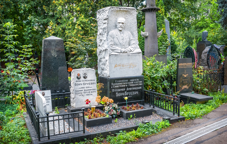 Новодевичье кладбище: надгробие на могиле Владимира Дмитриевича Бонч-Бруевича