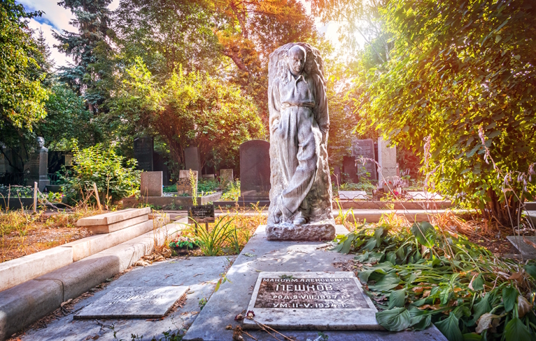 Новодевичье кладбище: надгробие на могиле Максима Алексеевича Пешкова