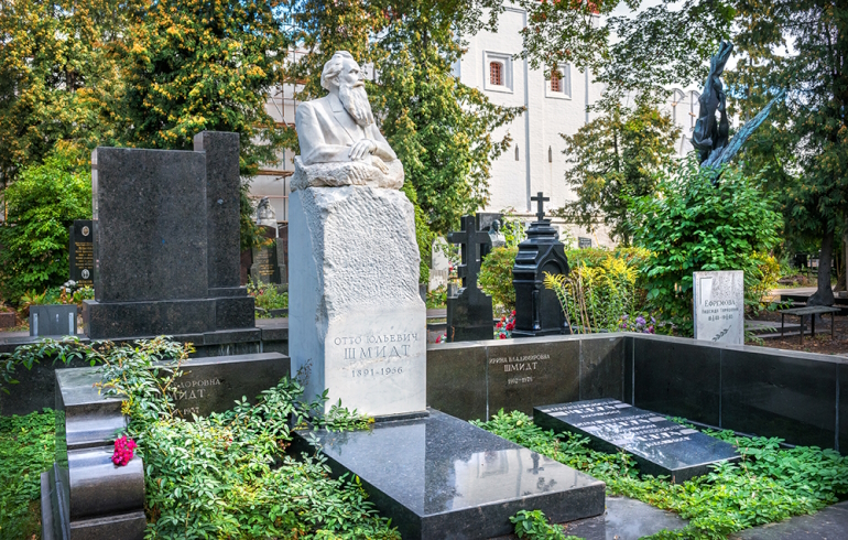 Новодевичье кладбище: надгробие на могиле Отто Юльевича Шмидта