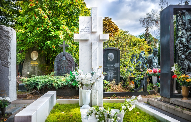 Новодевичье кладбище: надгробие на могиле Олега Янковского