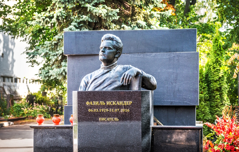 Новодевичье кладбище: надгробие на могиле Фазиля Искандера