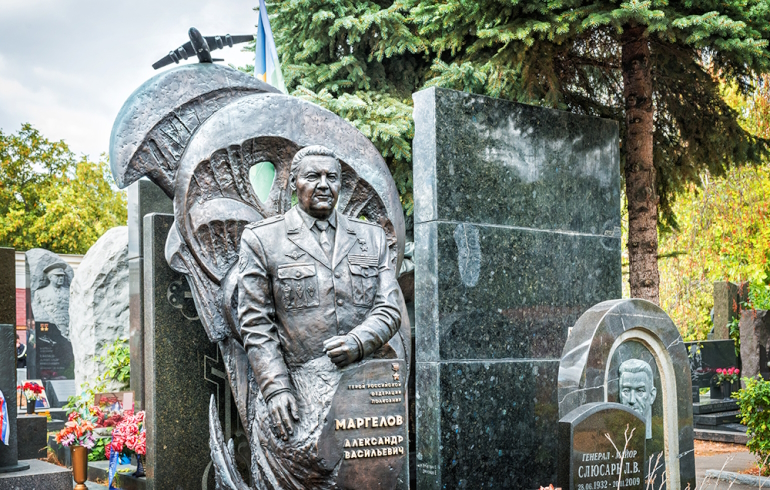 Новодевичье кладбище: надгробие на могиле Александра Васильевича Маргелова