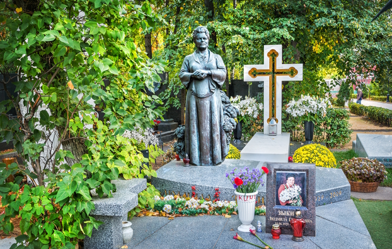 Новодевичье кладбище: надгробие на могиле Людмилы Зыкиной