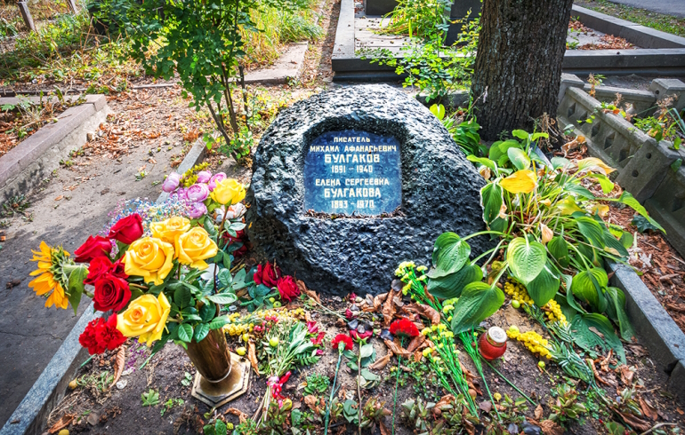 Новодевичье кладбище: надгробие на могиле Михаила Булгакова