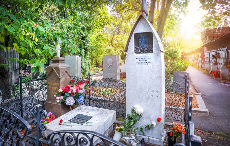 Новодевичье кладбище: надгробие на могиле Антона Павловича Чехова