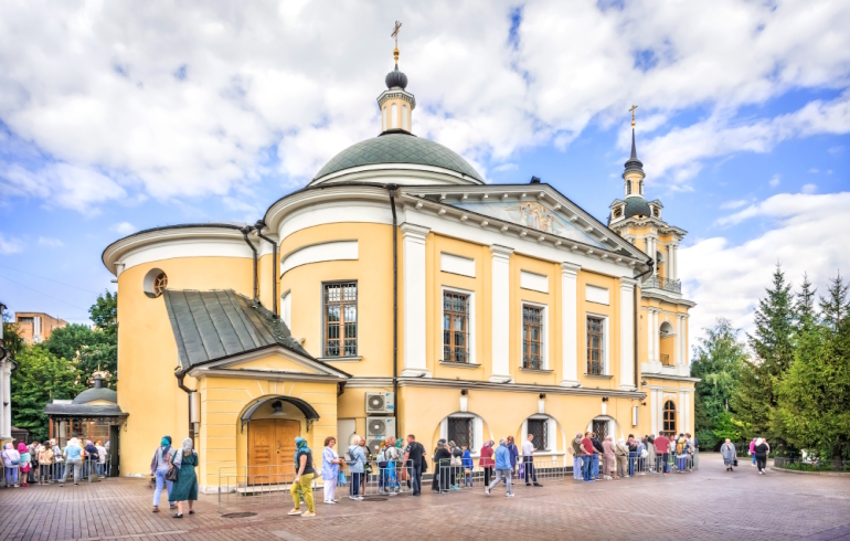 Храм (церковь) Покрова Пресвятой Богородицы на территории Покровского монастыря в Москве