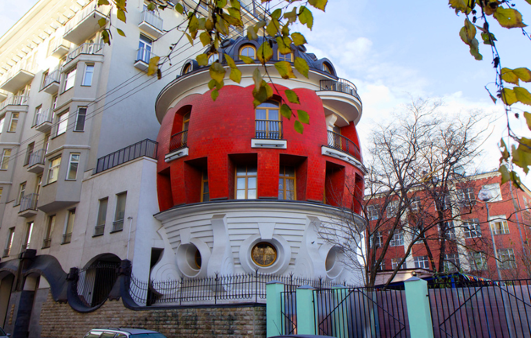 Дом-яйцо на улице Машкова в Москве