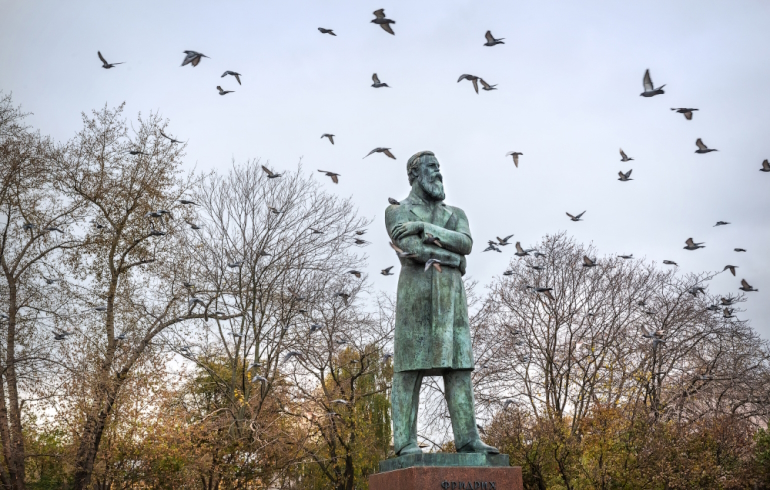 Памятник Фридриху Энгельсу на Остоженке