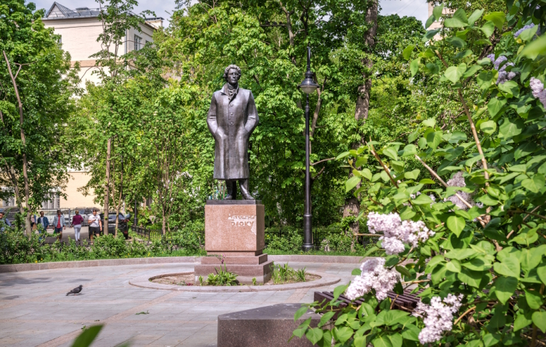 Памятник Александру Блоку на Спиридоновке