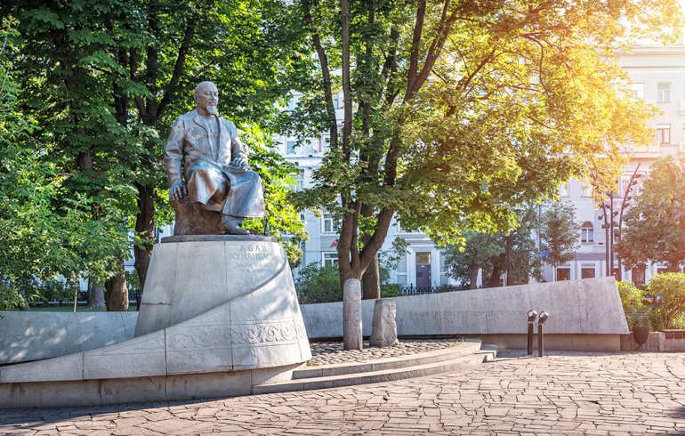 Памятник поэту Абаю Кунанбаеву на Чистопрудном бульваре