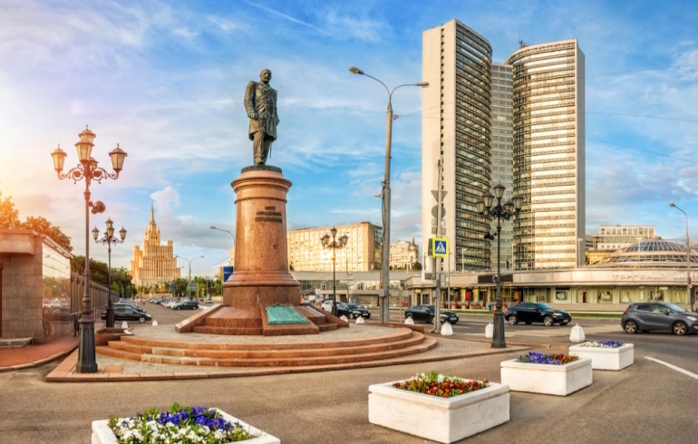 Памятник Столыпину, площадь Свободной России