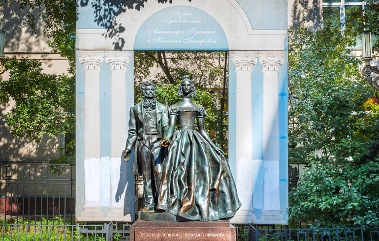 Памятник А.С. Пушкину и Наталье Гончаровой на Старом Арбате