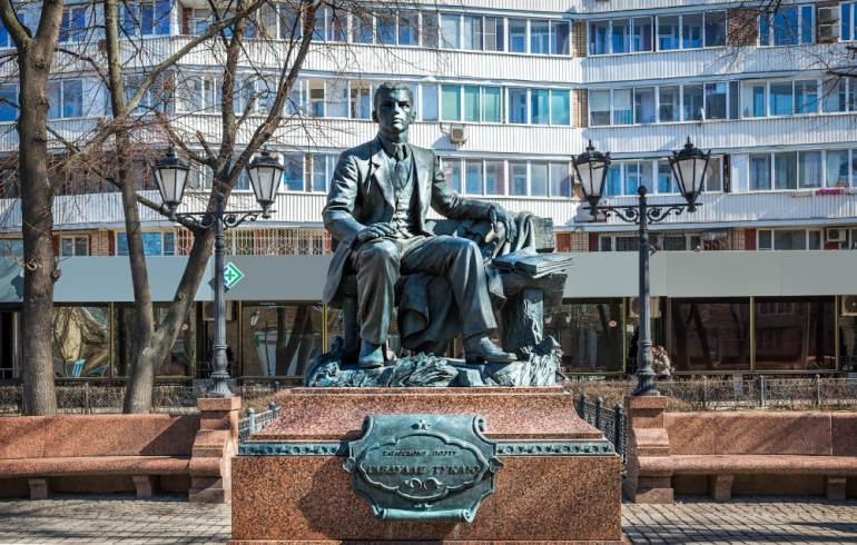 Памятник татарскому поэту Габдулле Тукаю на Новокузнецкой улице