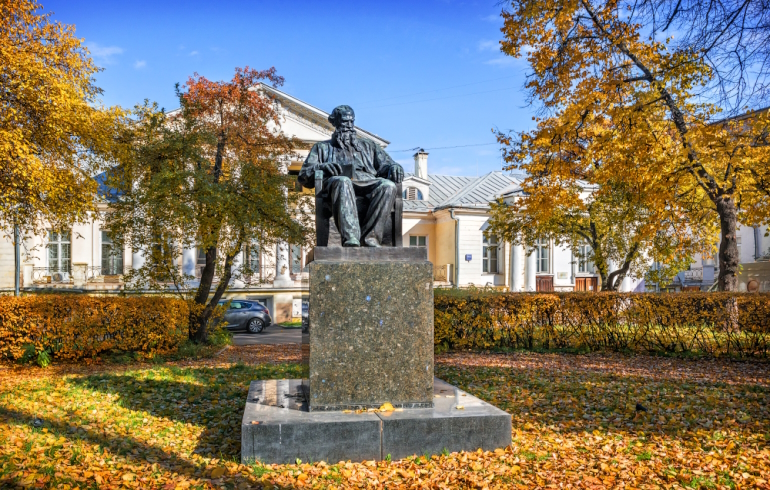 Памятник Льву Толстому на Поварской улице