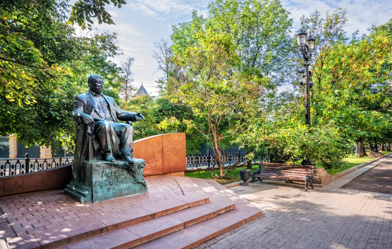 Памятник Расулу Гамзатову на Яузском бульваре
