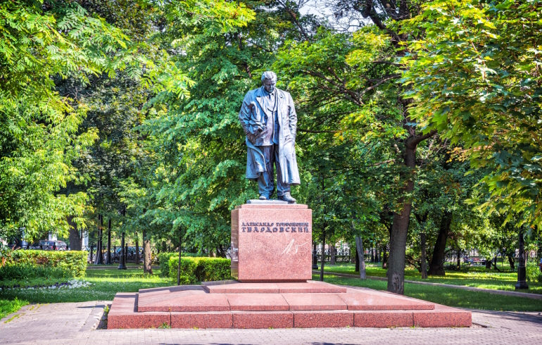 Памятник Твардовскому на Страстном бульваре