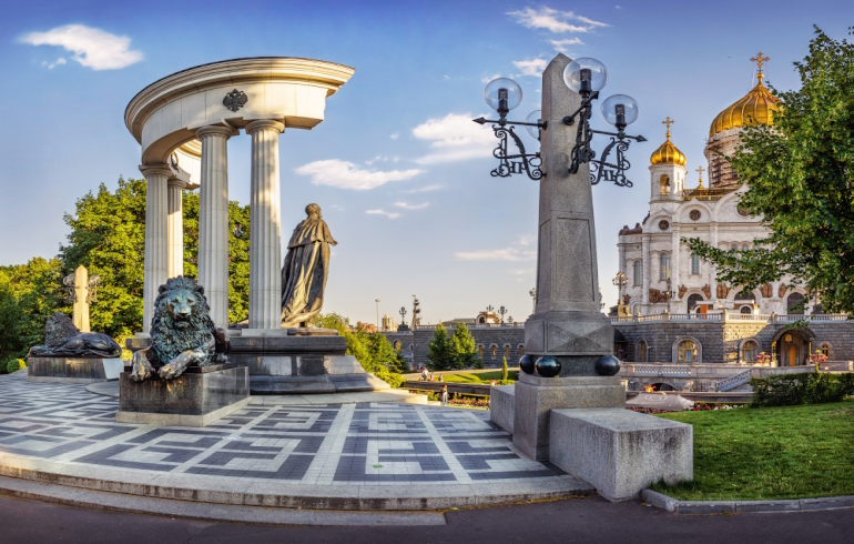 Памятник Александру III на Пречистенской набережной (у юго-восточного угла храма Христа Спасителя)