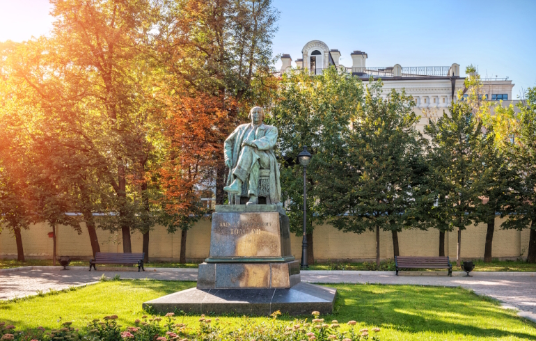 Памятник А.Н. Толстому на Большой Никитской улице