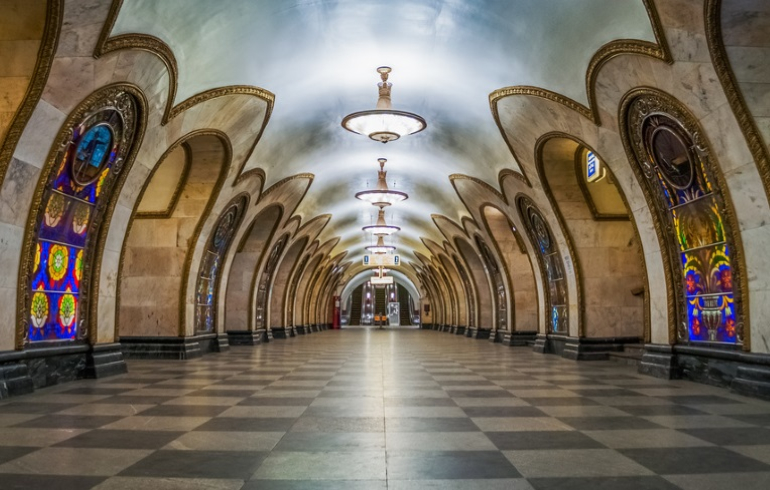 Самые красивые станции московского метро: станция «Новослободская»