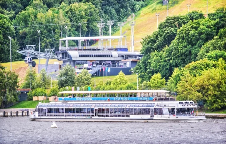 Панорамный теплоход River Palace проплывает мимо Московской канатной дороги на Воробьевых горах