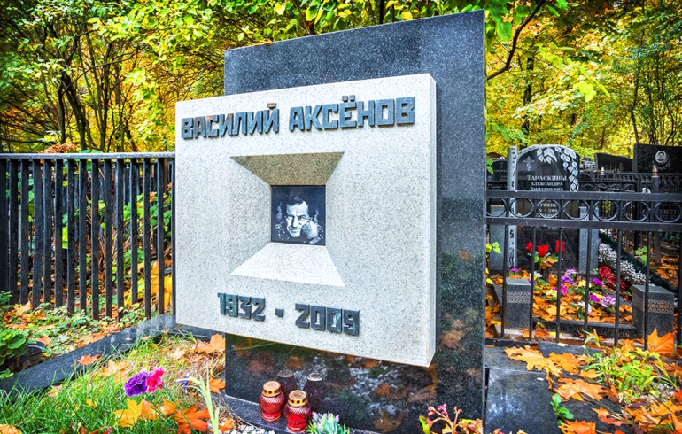 Ваганьковское кладбище. Могила Василия Аксенова