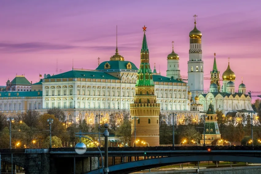 Архитектурный ансамбль Московского Кремля на закате