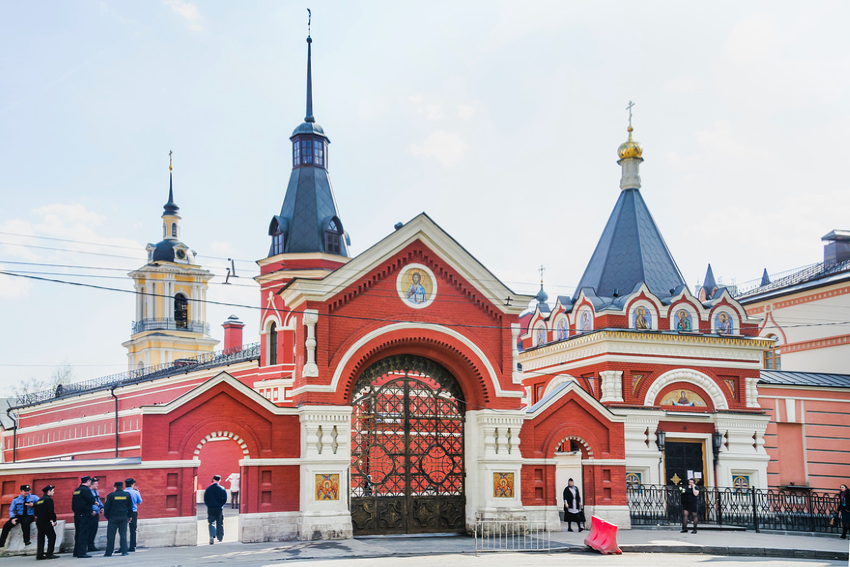 Старинные въездные ворота и храм–часовня Святых благоверных Петра и Февронии Муромских в Покровском монастыре в Москве