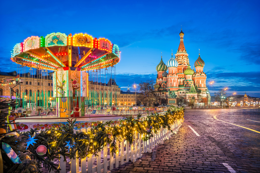 Новогодняя Москва. Собор Василия Блаженного на фоне карусели на Красной площади
