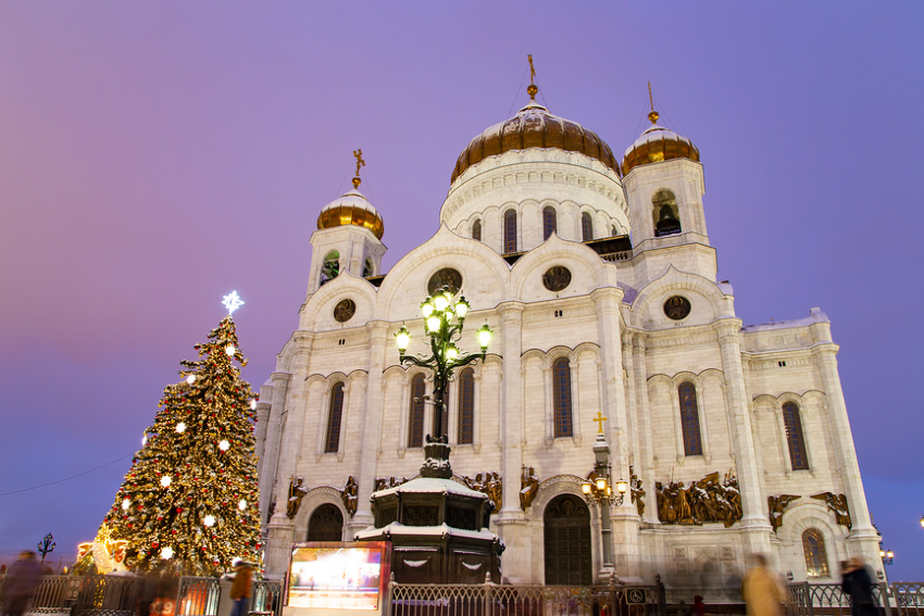 Новогодняя Москва. Храм Христа Спасителя на фоне новогодней ёлки. Вид с Патриаршего моста
