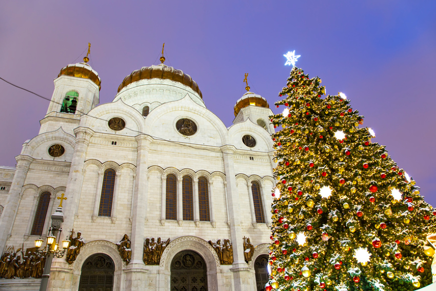Новогодняя Москва. Ночь перед Рождеством. Вид на Храм Христа Спасителя и новогоднюю ёлку со стороны Патриаршего моста