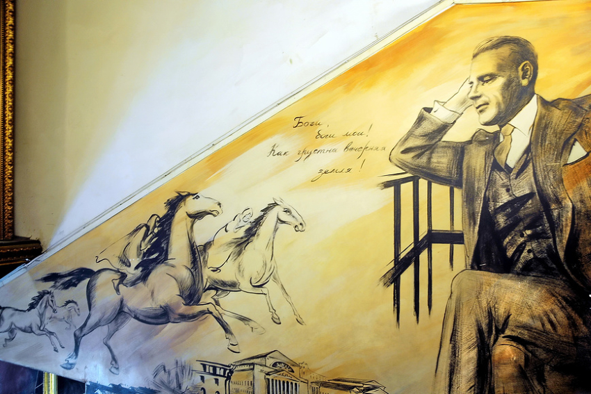 Портрет Михаила Булгакова на стене в музее «Булгаковского дома» на Большой Садовой улице, 10 в Москве