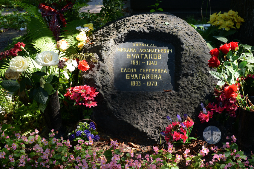 Могила писателя Михаила Булгакова на Новодевичьем кладбище