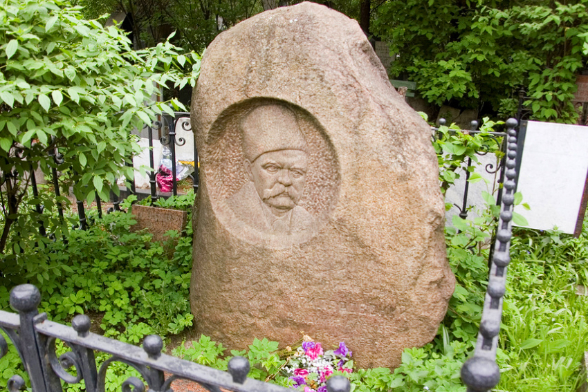 Могила Владимира Гиляровского на Новодевичьем кладбище