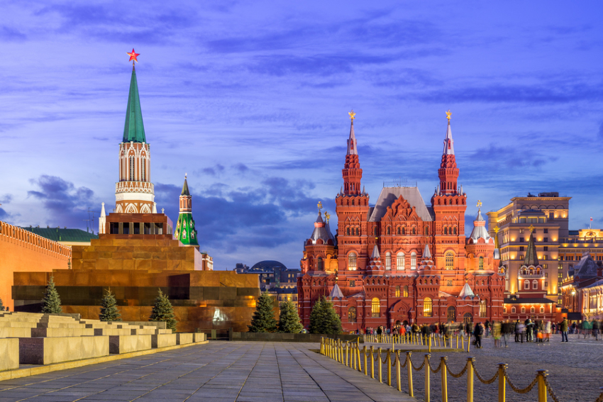 Ночной вид на Государственный Исторический музей и башни Московского Кремля