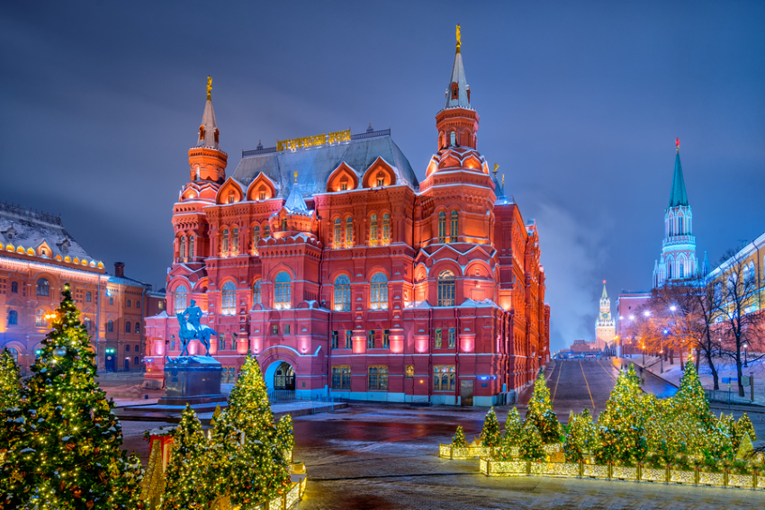 Красная площадь в Новый год в Москве. Государственный Исторический музей на фоне огней новогодних ёлок
