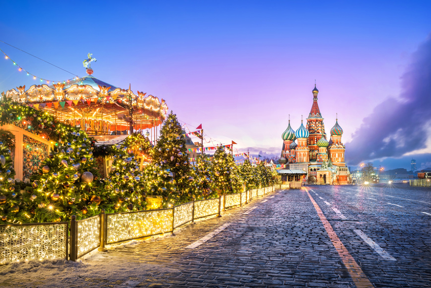 Новогодняя Москва. Красная площадь. Вид на Покровский собор на фоне новогодних ёлок