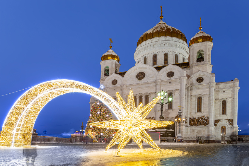 Новогодняя Москва. Храм Христа Спасителя на фоне праздничной декорации