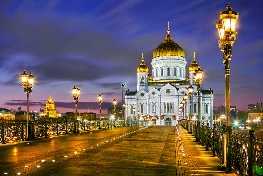 Москва. Вид на храм Христа Спасителя с Патриаршего моста вечером
