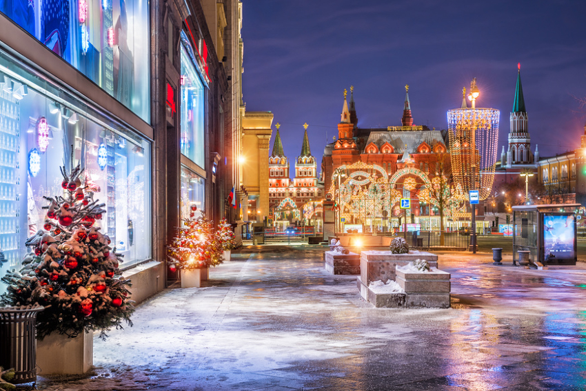 Москва. Новогодняя Тверская с видом на празднично–наряженную Манежную площадь