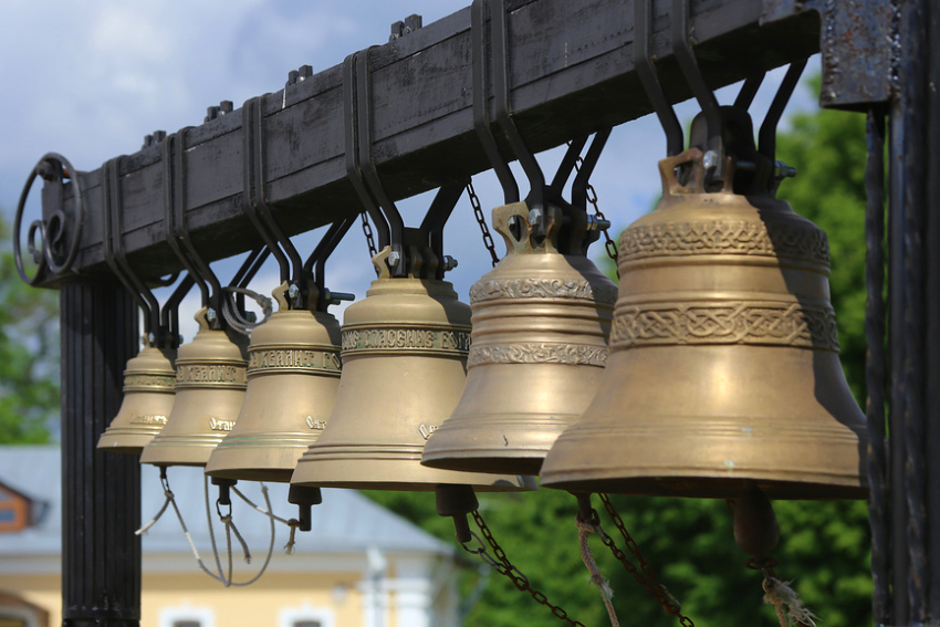 Звонница с колоколами храма Знамения Пресвятой Богородицы в Дубровицах