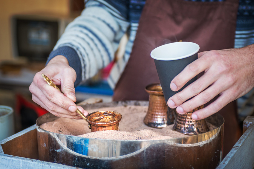 Процесс приготовления кофе на песке в одном из кафе на территории усадьбы Остафьево