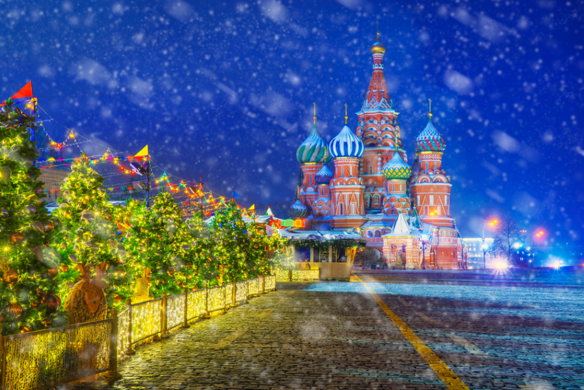 Новогодняя Москва. Красная площадь. Покровский собор на фоне новогодних ёлок